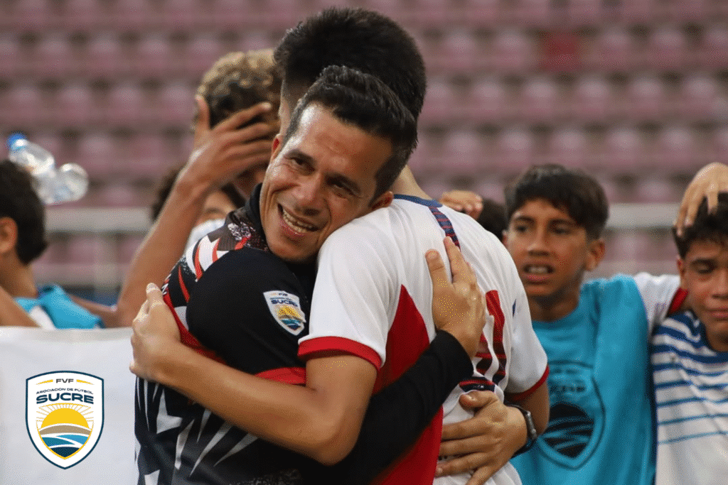 Entrenador y Futbolista Atlético Camino AFES Sucre abrazándose Liga Nacional SUB-14